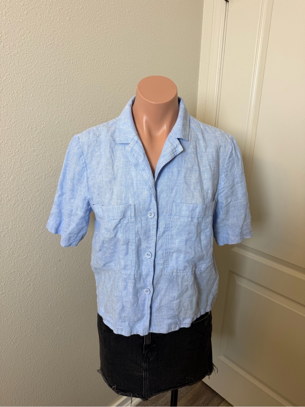 Everlane Light Blue Short-Sleeve Linen Button-Down